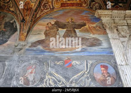 Napoli - Parete affrescata nel Chiostro di San Giacomo in Santa Maria La Nova Stock Photo