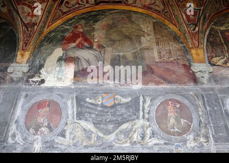 Napoli - Parete affrescata nel Chiostro Piccolo di Santa Maria La Nova Stock Photo