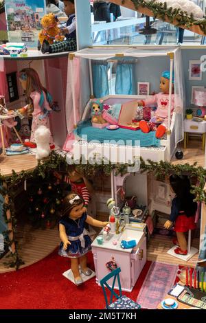 The American Girl Store in Rockefeller Center is popular, New York City, USA  2022 Stock Photo