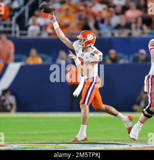December 30, 2022: Clemson Tigers quarterback CADE KLUBNIK (2) throws the ball during the 2022 NCAA Capital One Orange Bowl game between the Tennessee Volunteers and the Clemson Tigers at Hard Rock Stadium in Miami Gardens, FL on December 30, 2022. (Credit Image: © Cory Knowlton/ZUMA Press Wire) Credit: ZUMA Press, Inc./Alamy Live News Stock Photo