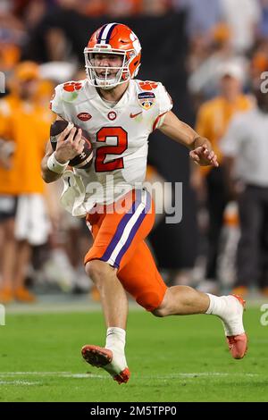 December 30, 2022: Clemson Tigers quarterback CADE KLUBNIK (2) runs the ball during the 2022 NCAA Capital One Orange Bowl game between the Tennessee Volunteers and the Clemson Tigers at Hard Rock Stadium in Miami Gardens, FL on December 30, 2022. (Credit Image: © Cory Knowlton/ZUMA Press Wire) Credit: ZUMA Press, Inc./Alamy Live News Stock Photo