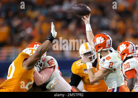 December 30, 2022: Clemson Tigers quarterback CADE KLUBNIK (2) throws the ball during the 2022 NCAA Capital One Orange Bowl game between the Tennessee Volunteers and the Clemson Tigers at Hard Rock Stadium in Miami Gardens, FL on December 30, 2022. (Credit Image: © Cory Knowlton/ZUMA Press Wire) Credit: ZUMA Press, Inc./Alamy Live News Stock Photo