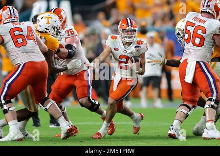 December 30, 2022: Clemson Tigers quarterback CADE KLUBNIK (2) runs the ball during the 2022 NCAA Capital One Orange Bowl game between the Tennessee Volunteers and the Clemson Tigers at Hard Rock Stadium in Miami Gardens, FL on December 30, 2022. (Credit Image: © Cory Knowlton/ZUMA Press Wire) Credit: ZUMA Press, Inc./Alamy Live News Stock Photo