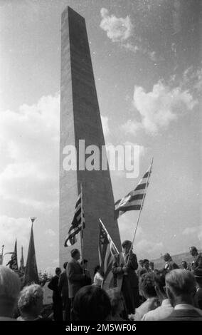 With a memorial rally, here in 1958 in Bergen-Belsen, supporters of the Vereinigung Verfolgter des NS-Regimes (VVN) honoured victims of the Nazi Stock Photo