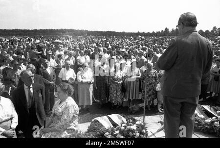 With a memorial rally, here in 1958 in Bergen-Belsen, supporters of the Vereinigung Verfolgter des NS-Regimes (VVN) honoured victims of the Nazi Stock Photo