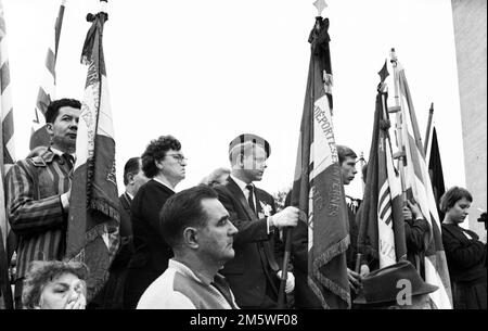 With a memorial rally, here in 1958 in Bergen-Belsen, supporters of the Vereinigung Verfolgter des NS-Regimes (VVN) honoured victims of the Nazi Stock Photo