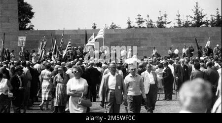 With a memorial rally, here in 1958 in Bergen-Belsen, supporters of the Vereinigung Verfolgter des NS-Regimes (VVN) honoured victims of the Nazi Stock Photo