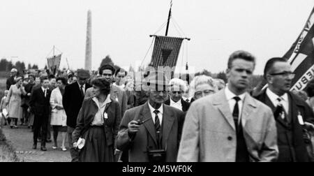 With a memorial rally, here in 1958 in Bergen-Belsen, supporters of the Vereinigung Verfolgter des NS-Regimes (VVN) honoured victims of the Nazi Stock Photo