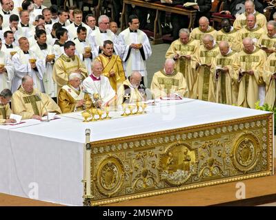 Holy Mass by Pope Benedict XVI Joseph Ratzinger, Inauguration Ceremony at St. Peter's Cathedral, St. Peter's Basilica, Piazza San Pietro, St. Peter's Stock Photo