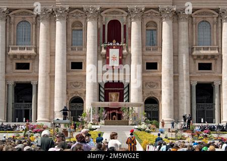 St. Peter's Basilica with Pope Benedict XVI for Easter Mass and Papal Blessing Urbi et Orbi, Loggia delle Benedizioni balcony, St. Peter's Square Stock Photo