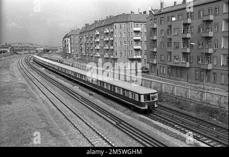 GDR, Berlin, 28. 04. 1990, railway area between the walls at the Behmstrassenbruecke, view to the Boesebruecke (Bornholmer Strasse) (r. : Stock Photo