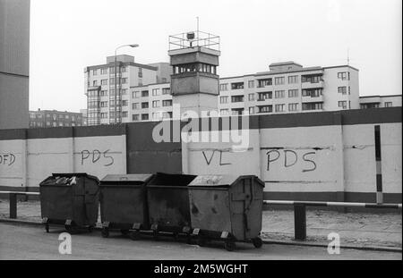 GDR, Berlin, 15. 03. 1990, watchtower and inner wall on Schoenholzer Strasse, C Rolf Zoellner Stock Photo