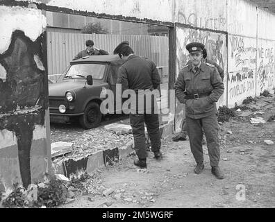 GDR, Berlin, 30. 04. 1990, Wall at Gropiusbau, border guards, NVA, Trabant, C Rolf Zoellner Stock Photo