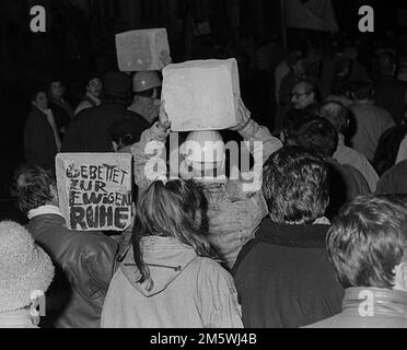 GDR, Berlin, 15. 01. 1990, occupation of the Stasi headquarters in Normannenstrasse, citizens stream through the entrance Stock Photo