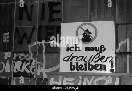 GDR, Berlin, 15. 01. 1990, occupation of the Stasi headquarters in Normannenstrasse, citizens stream through the entrance Stock Photo