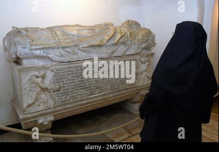 paul-iis-tomb-in-the-crypt-of-