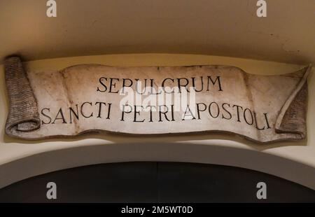 希少　The Tombs of St. Peter & St. Paul The tomb of Saint Peter and his incredible discovery