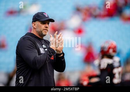 Charlotte, NC, USA. 30th Dec, 2022. North Carolina State Wolfpack head coach Dave Doeren with his team before the 2022 Duke's Mayo Bowl at Bank of America Stadium in Charlotte, NC. (Scott Kinser/CSM). Credit: csm/Alamy Live News Stock Photo