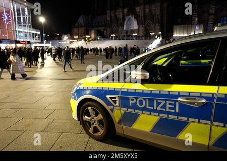 Cologne, Germany. 31st Dec, 2022. A fireworks ban zone has been set up around Cologne Cathedral today to mark the turn of the year. Federal police forces are increasing their presence in front of Cologne Central Station. Credit: Thomas Banneyer/dpa/Alamy Live News Stock Photo