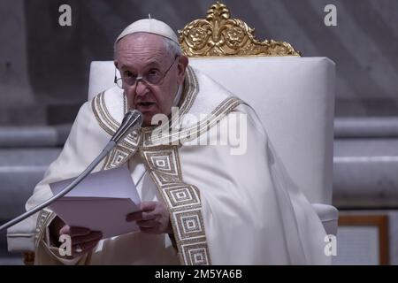 Vatican City, Vatican, 31 december 2022. Pope Francis presides the first Vespers and the Te Deum  in St. Peter's Basilica. Maria Grazia Picciarella/Alamy Live News Stock Photo