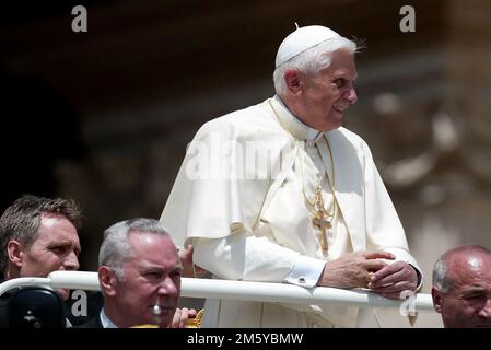 Rome, Italy. 01st Jan, 2023. ROME, Italy - 31.12.2022: (ARCHIVE IMAGE) Joseph Ratzinger, Pope Benedict XVI during audiences in Vaitcano in Rome. Pope Benedict XVI died at 9.35 am on December 31, 2022 at Mater Ecclesiae in the Vatican. Successor of Pope John Paul II from 19 April 2005 to 28 February 2013. Credit: Independent Photo Agency/Alamy Live News Stock Photo