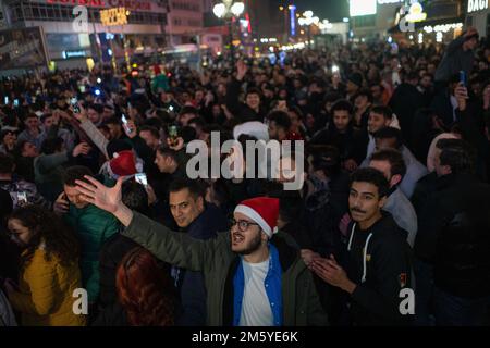 Ankara, Turkey. 01st Jan, 2023. A man is counting down from 10 for the new year in K?z?lay Square. As the world says hello to 2023, people in Ankara, the capital of Turkey, welcomed the new year with enthusiasm. People came together for the new year in K?z?lay Square, one of Ankara's iconic squares. Credit: SOPA Images Limited/Ģ����ý Live News Stock Photo