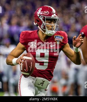 New Orleans, USA. 31st Dec 2022. December 31 2022 New Orleans LA U.S.A. Alabama quarterback Bryce Young (9)looks for a short pass during the NCAA Allstate Sugar Bowl football game between Alabama Crimson Tide and the Kansas State Wildcats. Alabama beat Kansas State 45-20 at Caesars Superdome New Orleans, LA Thurman James/CSM Credit: Cal Sport Media/Alamy Live News Stock Photo