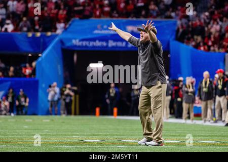 Atlanta, GA, USA. 1st Jan, 2023. Georgia Bulldogs head coach Kirby Smart tries to get his teams attention during the second half of the 2022 Chick-fil-a Peach Bowl against the Ohio State Buckeyes at Mercedes-Benz Stadium in Atlanta, GA. (Scott Kinser/CSM). Credit: csm/Alamy Live News Stock Photo