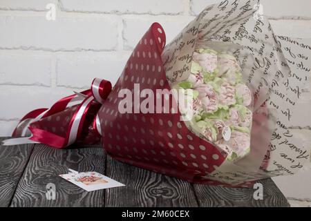 Marshmallow bouquet. Zephyr tulips. Natural homemade marshmallow. Packed in  paper in the form of a bouquet. On a wooden box. Close-up Stock Photo -  Alamy