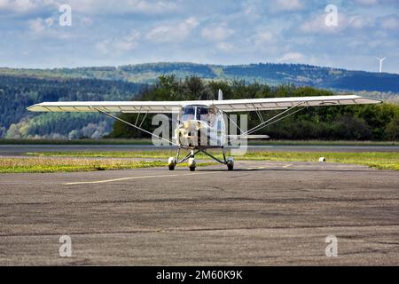 Light aircraft Comco Ikarus C42 Cyclone stands by at the airport, Hoexter  Holzminden airfield, Raeuschenberg, Hoexter, Weserbergland, North Stock  Photo - Alamy