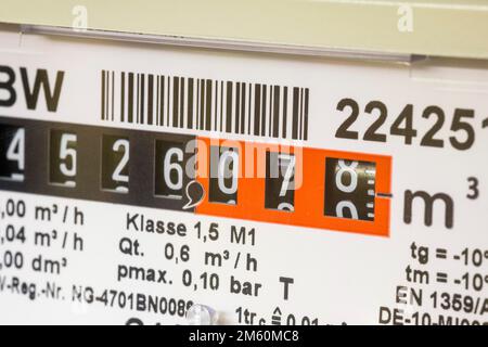 Gas meter, consumption meter, natural gas, rising gas prices, banknotes ...