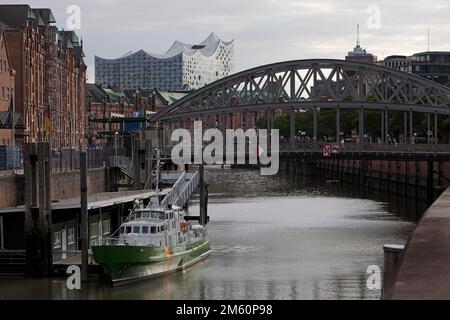 Customs canal with the ship of the Customs Museum of the Kornhaus Bridge and the Elbphilarmonie, Hamburg, Germany Stock Photo