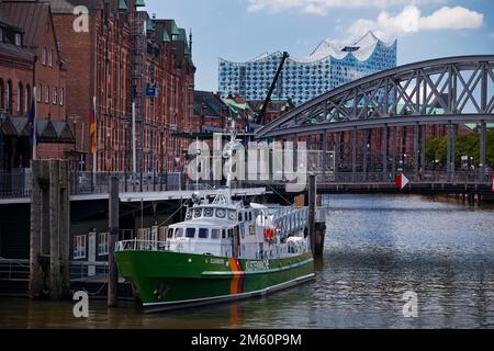 Customs canal with the ship of the Customs Museum of the Kornhaus Bridge and the Elbphilarmonie, Hamburg, Germany Stock Photo