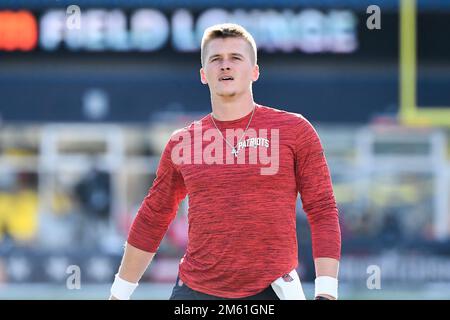 Jan 1, 2023; Foxborough, Massachusetts, USA; New England Patriots tight end  Hunter Henry (85) leaves the field after a game against the Miami Dolphins  in Foxborough, Massachusetts. Eric Canha/CSM/Sipa USA(Credit Image: ©