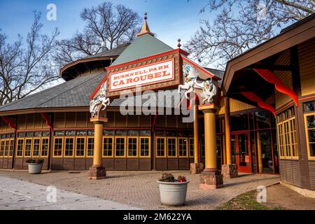 Hartford, CT - USA - Dec 28, 2022 The vintage 24-sided Bushnell Park Carousel pavilion, housing the historic 1914 Carousel, with 48 hand-carved wooden Stock Photo