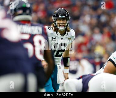 Jacksonville, FL, USA. 7th Jan, 2023. Jacksonville Jaguars quarterback  Trevor Lawrence (16) runs onto the field