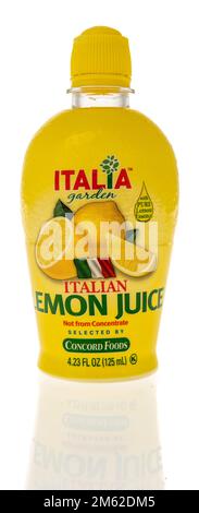 Winneconne, WI - 28 November 2022: A bottle of Italia garden Italian lemon juice on an isolated background. Stock Photo