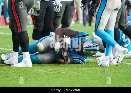 NFC Tampa Bay Buccaneers Derrick Brooks (55) comes down on AFC Baltimore  Ravens tackle Jonathan Ogden (75) during a play in the third quarter of the  NFL football Pro Bowl at Aloha