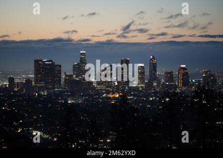 Los Angeles, United States. 01st Jan, 2023. The first sunrise of 2023 in Los Angles. After the counting down to 2023, the world comes to a new year. In Los Angeles, California, people went to the Griffith Observatory to watch the first sunrise of 2023. Credit: SOPA Images Limited/Ģ����ý Live News Stock Photo