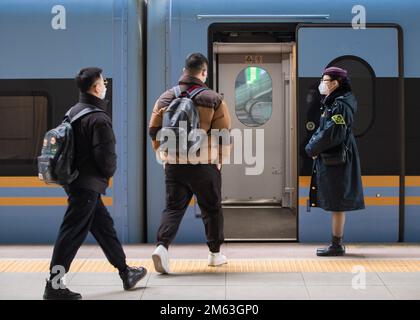 NANJING, CHINA - JANUARY 2, 2023 - Passengers travel at Nanjing Railway Station in East China's Jiangsu Province, Jan. 2, 2023. Stock Photo