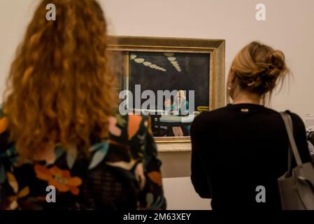 Curator explaining the painting Automat, 1927, Edward Hopper's New York exhibition, 2022, Whitney Museum of American Art, New York City, USA Stock Photo