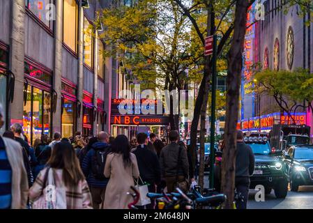 People queuing up in front of NBC studios, West 50th Street, New York City, USA Stock Photo