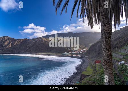 Der Strand Playa Hermigua und der Ort Hermigua, La Gomera, Kanarische Inseln, Spanien |  Playa Hermigua beach and Hermigua, La Gomera, Canary Islands, Stock Photo