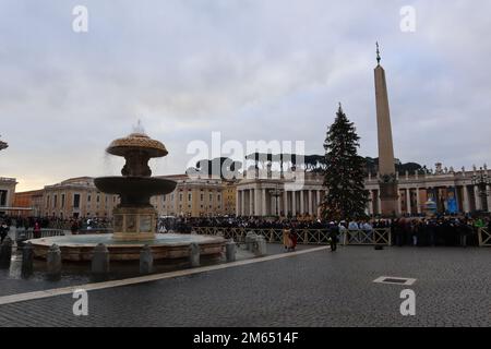 Vatican City, Holy See, 2nd Jan, 2023. Queue of people waiting to enter at St. Peter's Basilica to see the the body of the late Pope Emeritus Benedict XVI to say their final farewell. The body of Pope Emeritus Benedict XVI moved on monday morning to St. Peter’s Basilica, where for three days the public will be able to pay their respects before the funeral on thursday 5 Jan, 2023 overseen by Pope Francis. Credit image: Walter Cicchetti/Alamy Live News Stock Photo