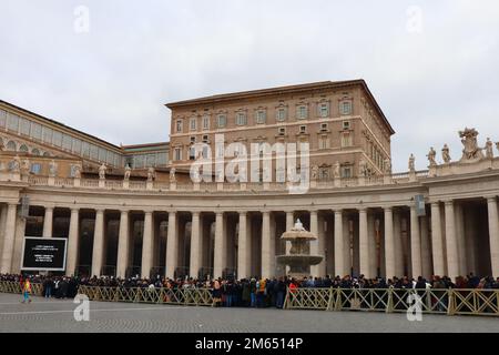 Vatican City, Holy See, 2nd Jan, 2023. Queue of people waiting to enter at St. Peter's Basilica to see the the body of the late Pope Emeritus Benedict XVI to say their final farewell. The body of Pope Emeritus Benedict XVI moved on monday morning to St. Peter’s Basilica, where for three days the public will be able to pay their respects before the funeral on thursday 5 Jan, 2023 overseen by Pope Francis. Credit image: Walter Cicchetti/Alamy Live News Stock Photo