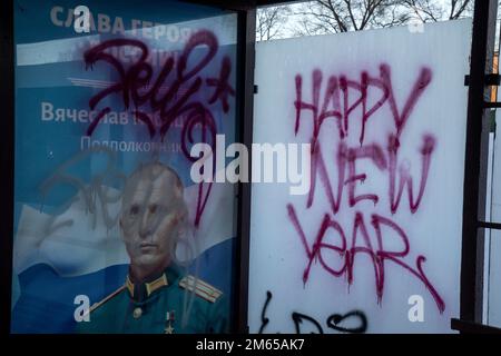 Moscow, Russia. 2nd January, 2023. View of written messages & graffiti at a bus stop in Moscow, Russia Stock Photo