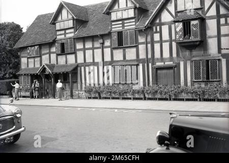 1950s, historical, view from across the street of visitors outside Shakespeare's birthplace house in Henley Street, Stratford Upon Avon, Warwickshire, England, UK. Born in 1564, the famous English playwright spent his childhood in the half-timbered house, with his parents John and Mary Shakespeare. Dating back to the 16th century, the property was brought  in 1847 by the Shakespeare Birthplace Trust for preservation as a national memorial, when it was put up for auction following the death of its previous owner, the widow of Thomas Court, a butcher. Stock Photo