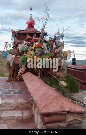 Samding Monastery Beautiful Samding Monastery on Yamdrok Lake, Nangartse - Tibet Stock ...