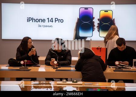 Moscow, Russia. 2nd January, 2023 Visitors choose products of the company Apple in the TSUM department store in the center of Moscow city, Russia Stock Photo