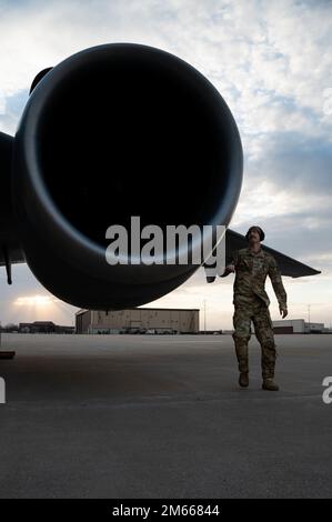 U.S. Air Force Airman 1st Class Pierce Bender, 6th Air Refueling Squadron KC-10 Extender flight engineer, inspects aircraft during Exercise Agile Tiger on April 6, 2022, Whiteman Air Force Base, Missouri. Exercise Agile Tiger gives us the opportunity to practice operational unpredictability, while assuring our partners and Allies that we are postured to execute nuclear operations and global strike anytime, anywhere. 6th ARS,Agile Tiger,KC-10,KC-10 Extender,Whiteman AFB,Whiteman Air Force Base, Stock Photo